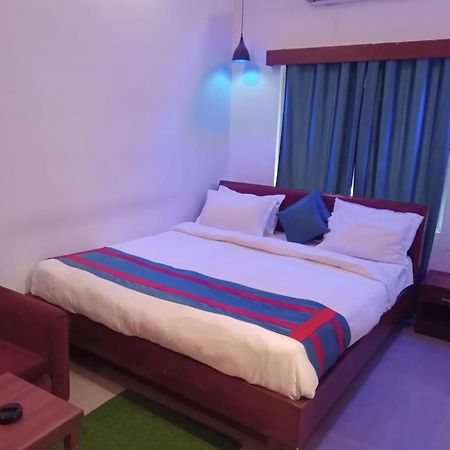 Aristro Club Hotel โกลกาตา ภายนอก รูปภาพ