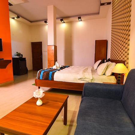 Aristro Club Hotel โกลกาตา ภายนอก รูปภาพ