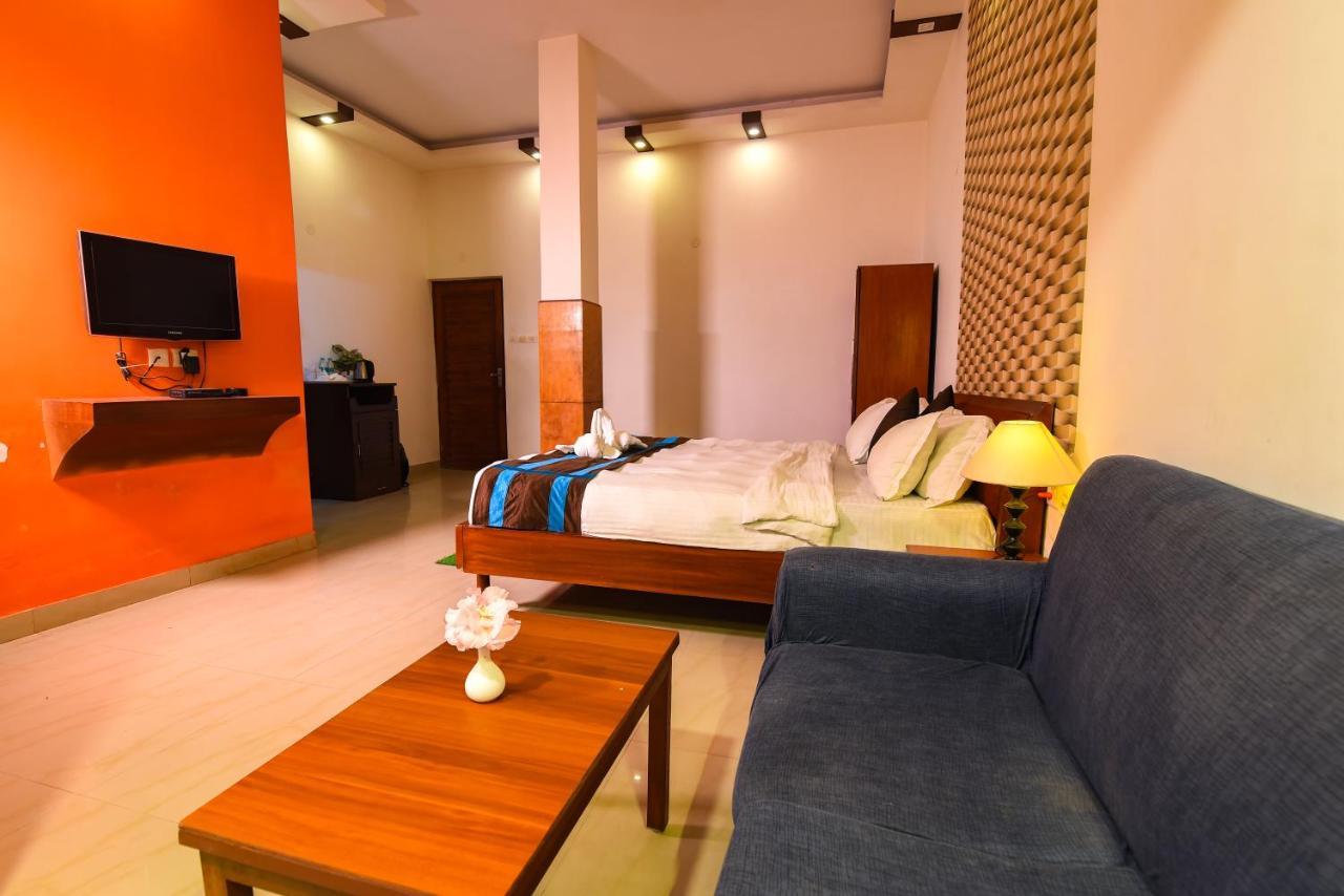 Aristro Club Hotel โกลกาตา ภายนอก รูปภาพ
