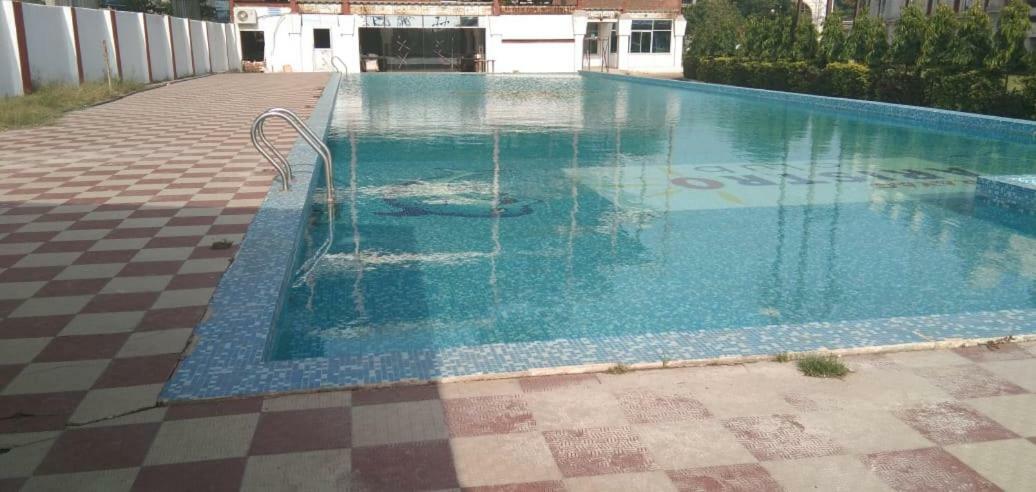 Aristro Club Hotel โกลกาตา ภายนอก รูปภาพ